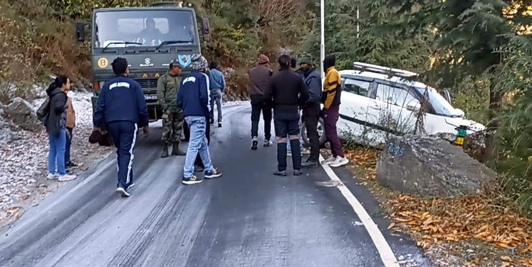 Tourists' car slipped due to frost on Joshimath-Auli road