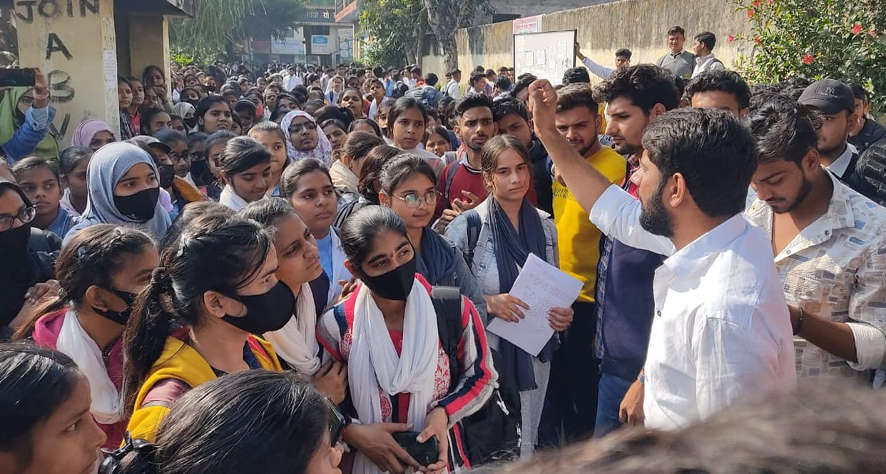 Protest against fee increase of Maa Shakumbhari University continues