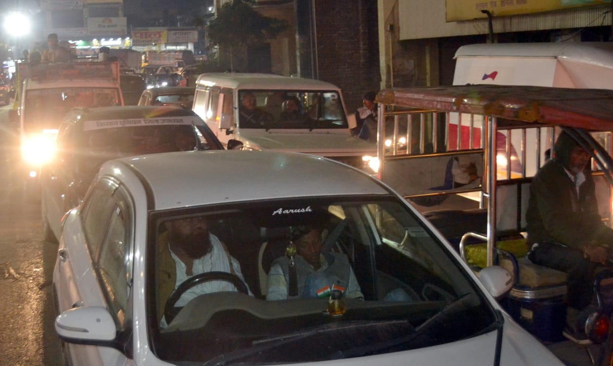 The traffic jam continued to struggle for the fourth day.