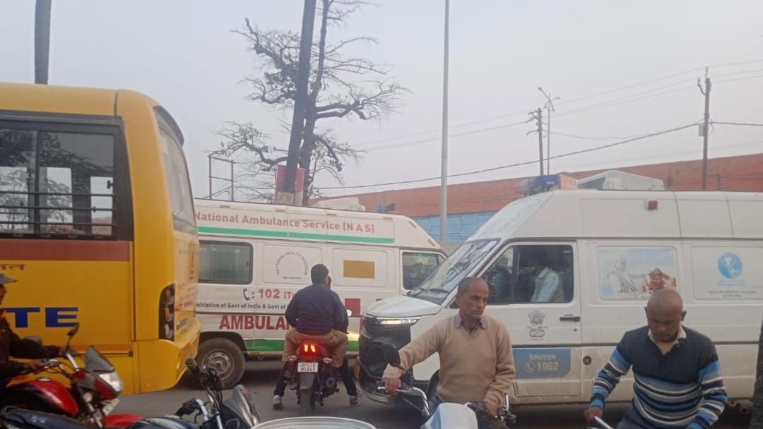 Two ambulances got stuck in traffic, had to struggle for half an hour