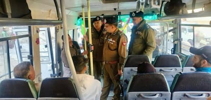 बटोत- किश्तवाड़ रुट पर चलने वाले यात्री वाहन का निरीक्षण करते आईजी जम्मू फोटो पुलिस