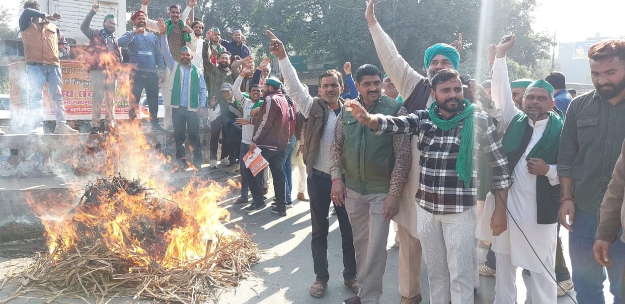 Farmers burn sugarcane Holi at Haldaur intersection