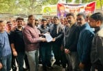 तिलहर में करणी सेना के राष्ट्रीय अध्यक्ष की श हत्या के विरोध में नायव तहसीलदार को ज्ञापन देते क