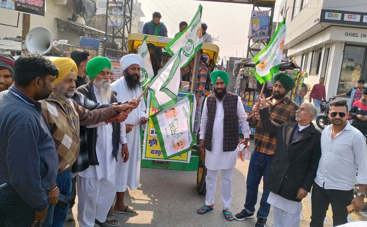 Farmers took out tractor march to save land in bajpur