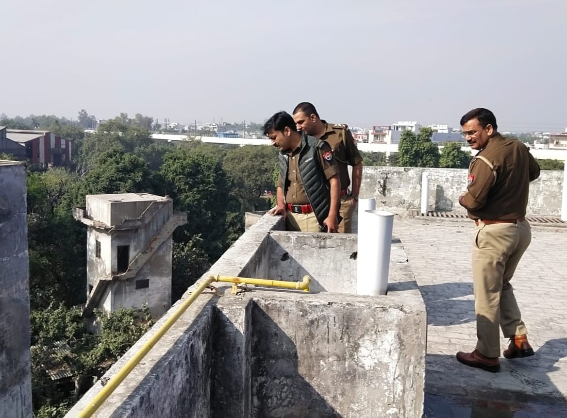 A young man who went to meet his girlfriend fell from the roof of the apartment, died
