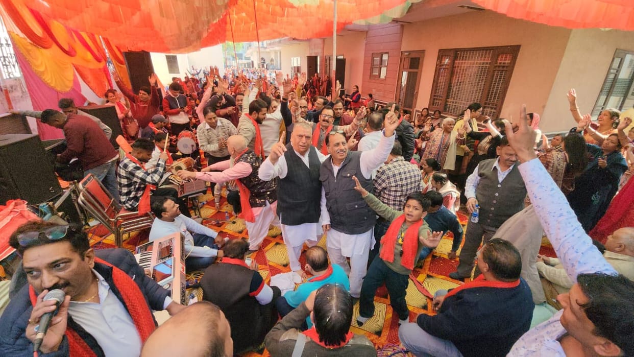 Devotees dance to the hymns in Salasar Khatu Shyam Yatra