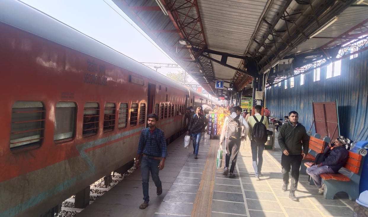Chhindwara Express canceled since 10 days, reached late by two and a half hours