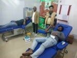 मेडिकल कालेज के ब्लड़ बैंक में रक्तदान करते रक्तदाता।
