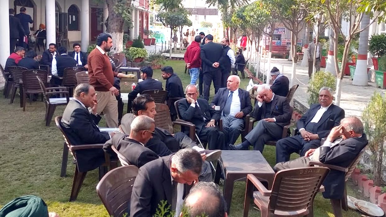 Jharkhand: Tension prevails during counting of votes of Palamu district bar association