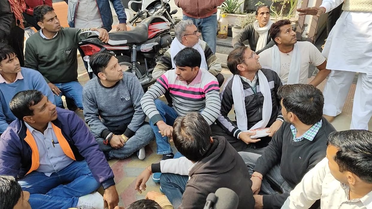 There was a dispute between a private hospital operator and a carpenter regarding the loan of money, the matter was resolved after the arrival of the police