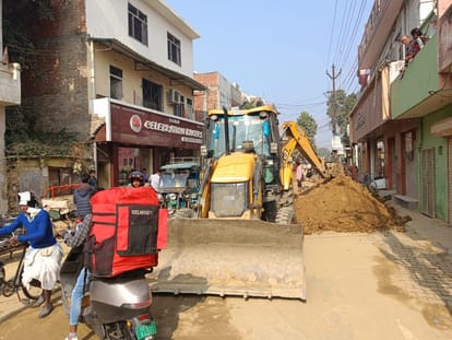 Lanes dug along the main road, all round trouble