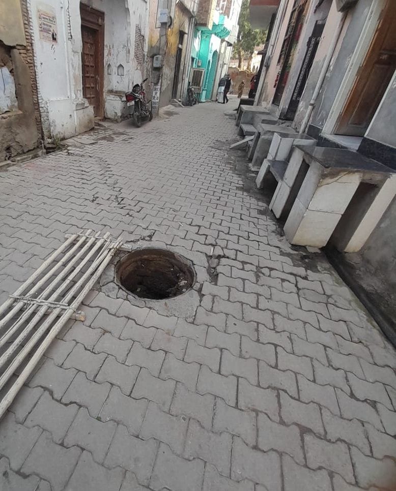 Iron sewerage lid in the city is the target of thieves, suspected thieves seen in e-rickshaw