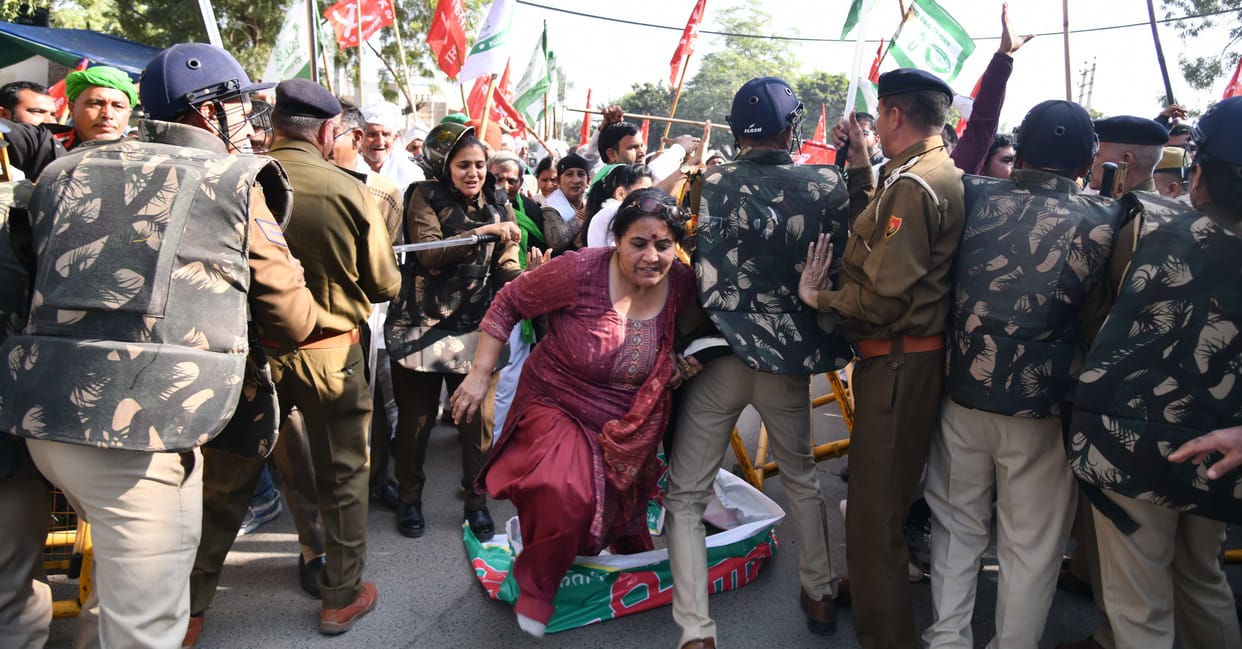 Farmers broke police barricades and reached Mini Secretariat premises, gave ultimatum till 31