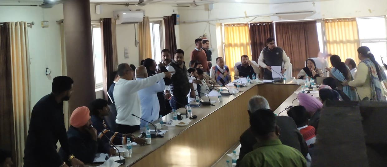 Principal and Deputy Principal clashed in the house meeting held in the Municipal Council