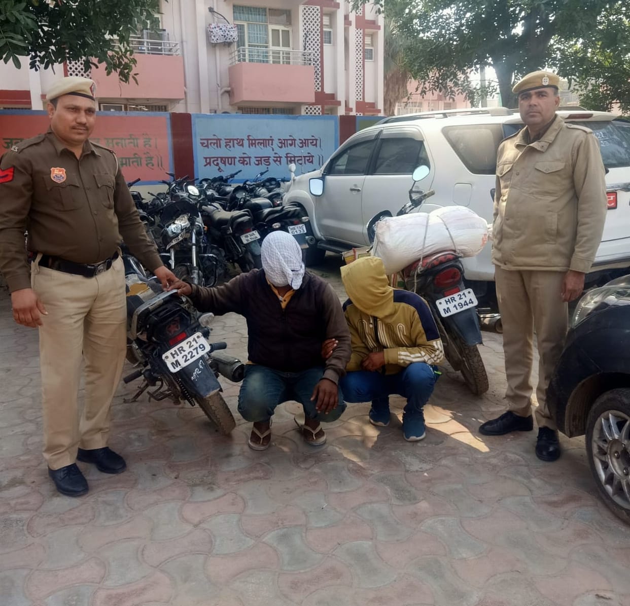 Two accused of hawking on a bike with fake number arrested, two bikes also recovered