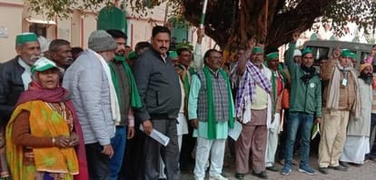 Raising slogans, BKU submitted memorandum to the City Magistrate