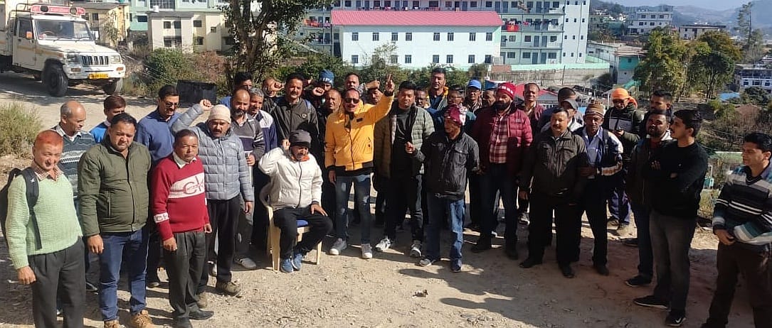Cheap coal sellers protested against the government