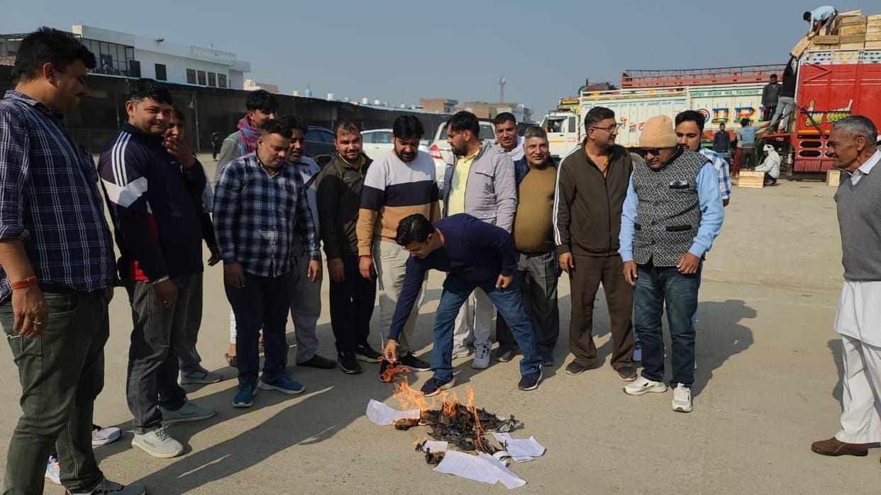 In protest against lump sum market fee, commission agents burnt the effigy of the government