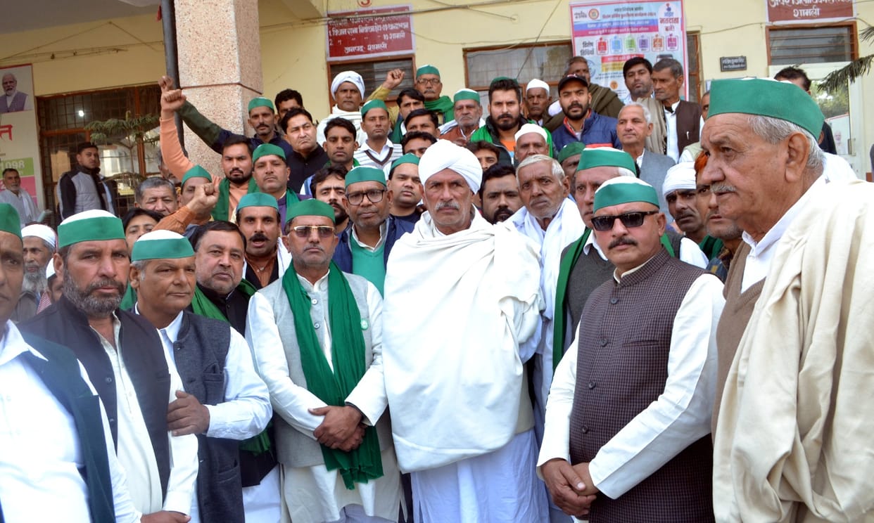 BKU workers protest in Collectorate, memorandum submitted to DM