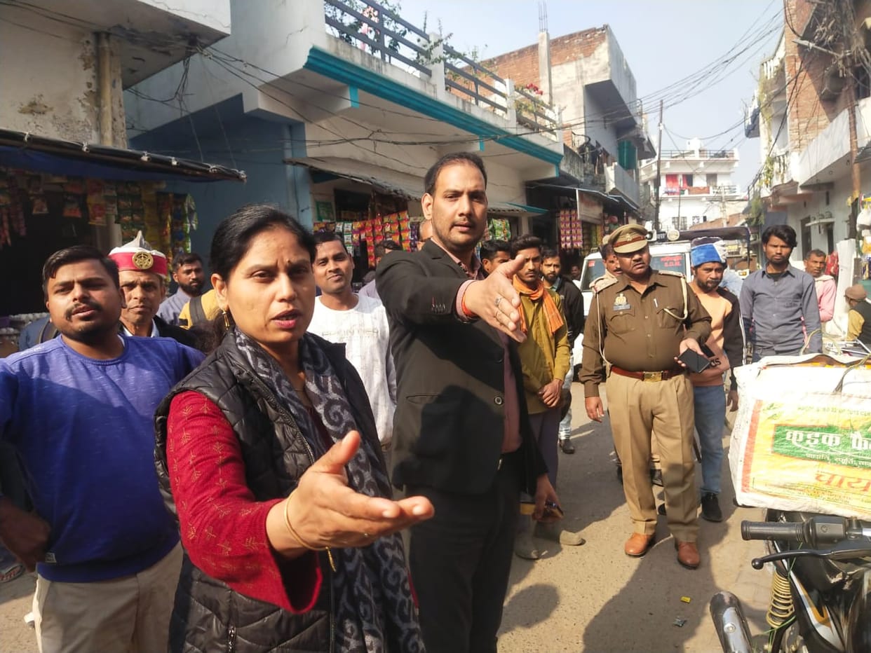 SDM asked shopkeepers to remove encroachment