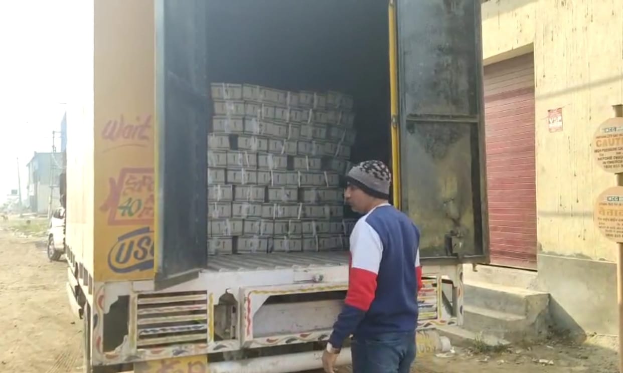 838 boxes of liquor of different brands recovered from two vehicles
