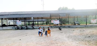 Silence at the centers in Bhatiuria Mandi...paddy procurement going on at a frenetic pace