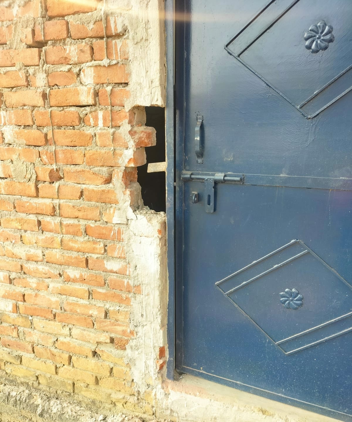 theft of lakhs from tractor agency by breaking into