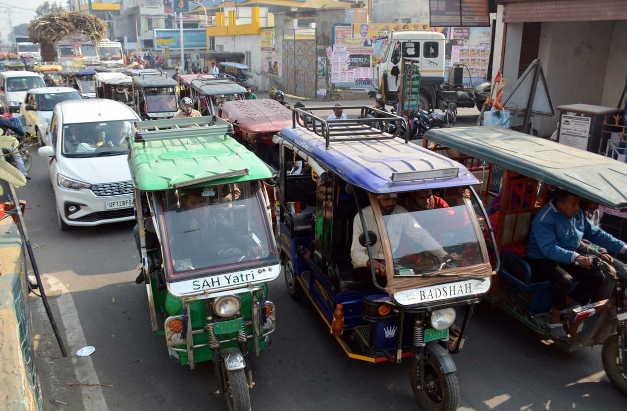 The city struggled with traffic jam the whole day due to overturning of sugarcane buggy.