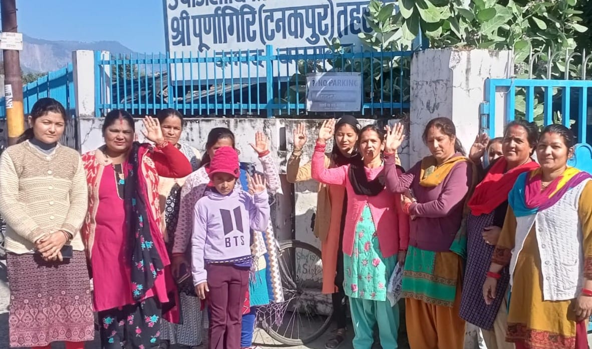 Demonstration against mining material storage in the colony