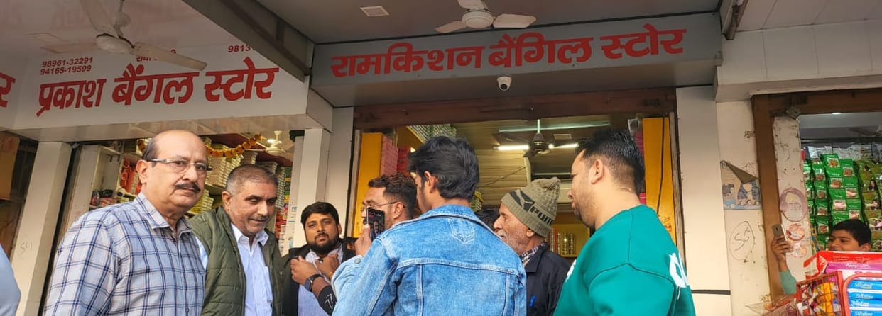 Thieves climbed 5 floors with the help of wall slots, stole Rs 1.5 lakh from two shops