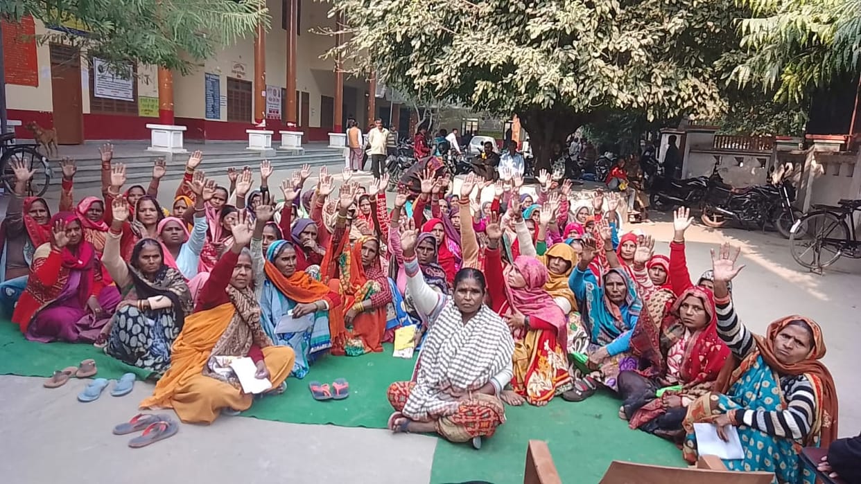 Female cook roared in Tehsil premises, submitted memorandum