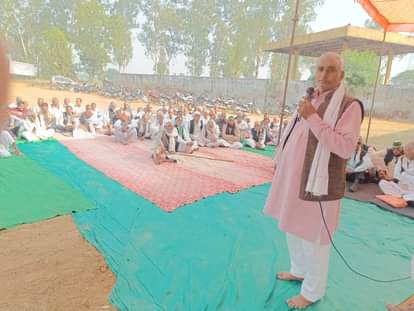 अनिल की रिहाई के लिए चल रहे धरने को संबोधित करते किसान नेता