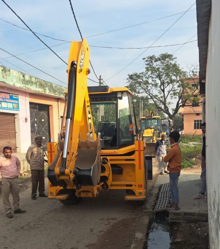 Police reached the house of the accused with bulldozer, raid continues