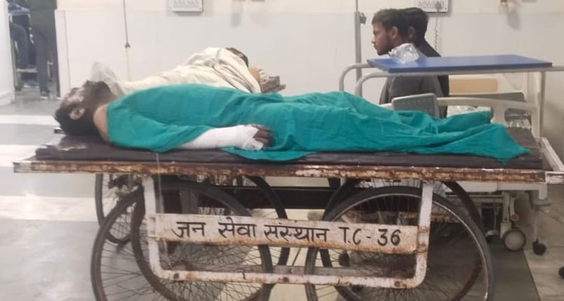 Outdoor AC pipe leaks in shopping mall, two mechanics burnt
