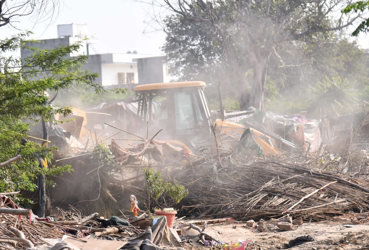 HHVP removed 250 slums from Sector 16-17, migrants camped on the road