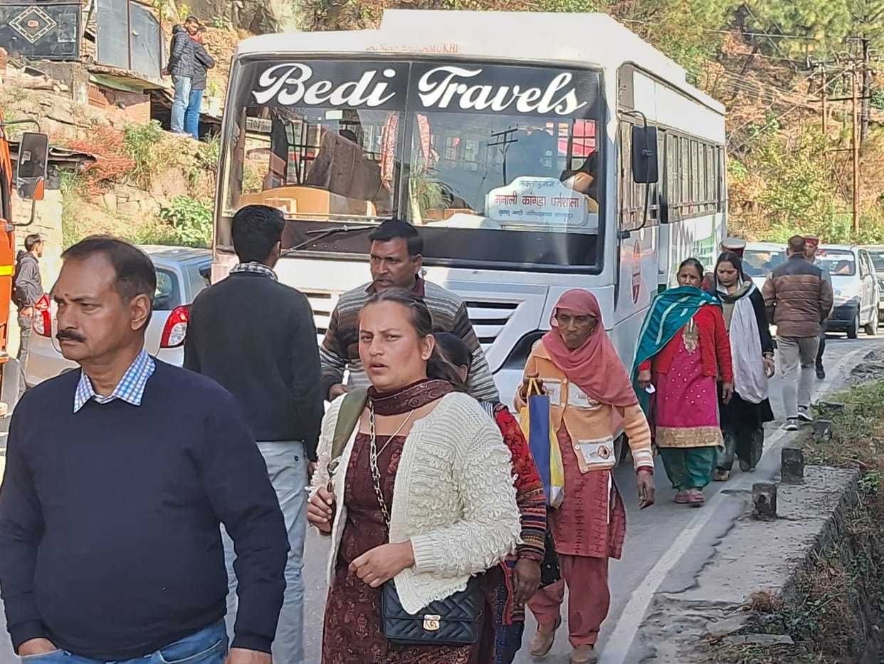 Brake failure of private bus going from Manali to Dharamshala, major accident averted