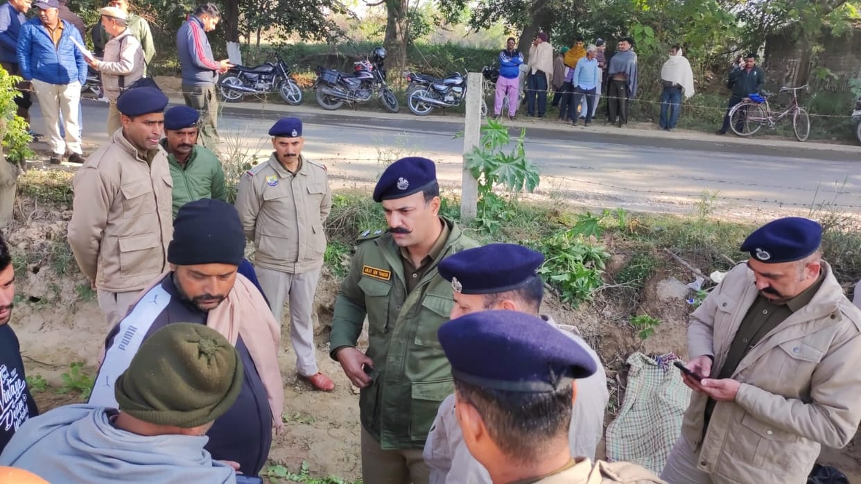 Dead body of a person found in a roadside field, injury marks on his forehead