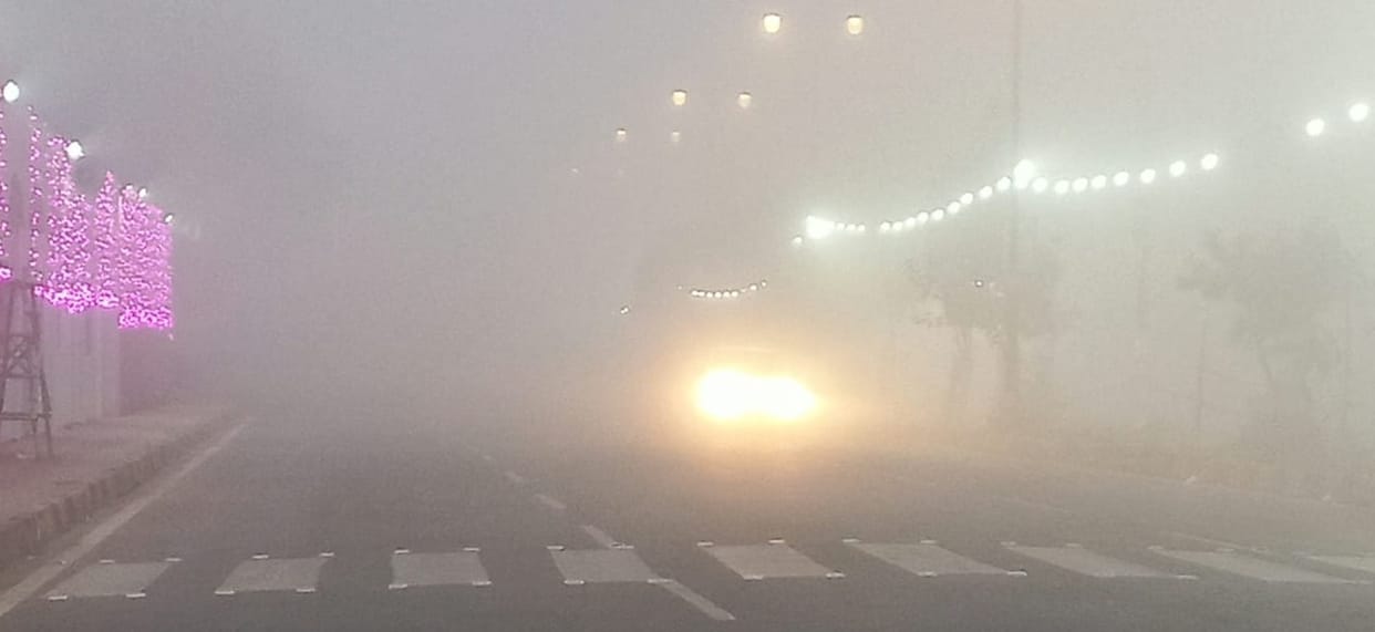 Cold increased due to falling mercury, common people troubled by dense fog