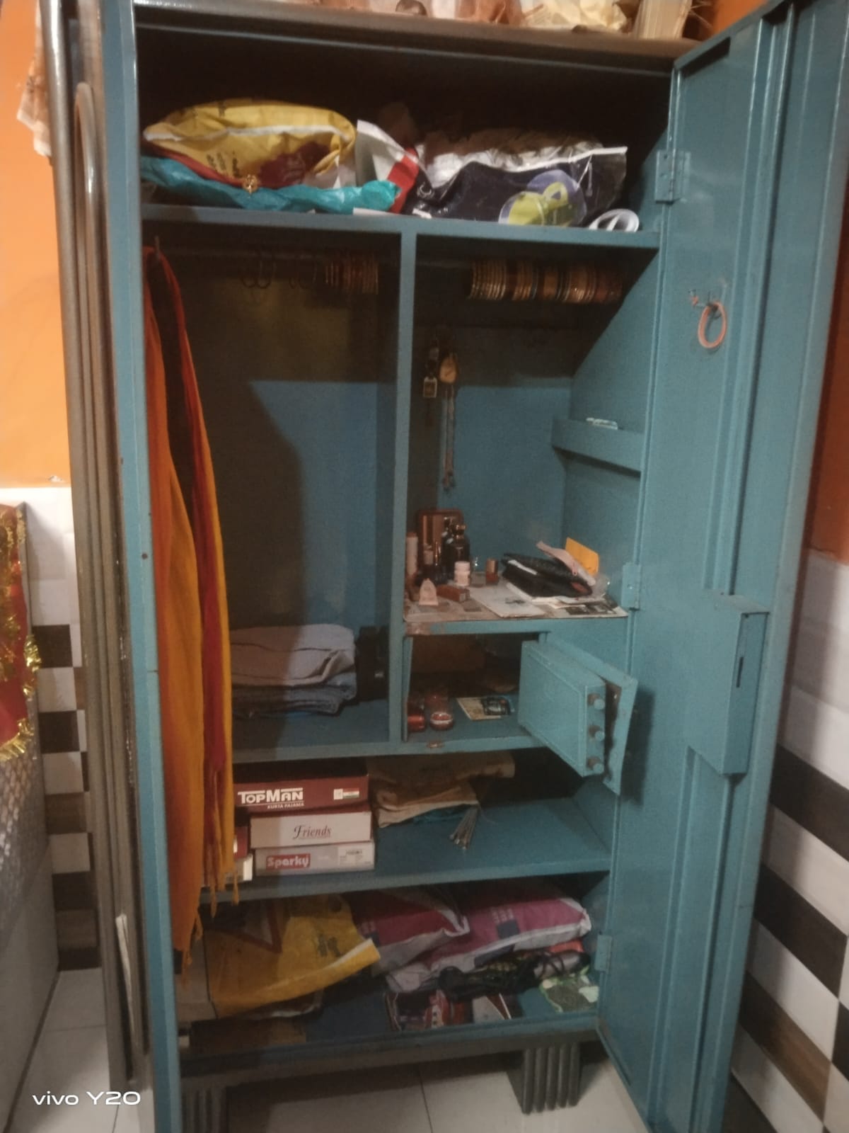 The family had gone to Kanpur to visit relatives, broke the lock and stole