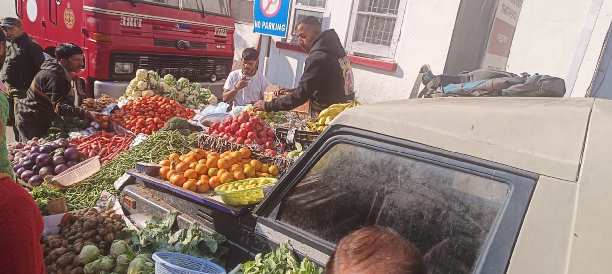 Government vehicle converted into a cart, vegetables are decorated on the bonnet every day