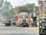 मिर्ज़ापुर कस्बे में मुरादाबाद-फरुखाबाद हॉइवे से निकलता गन्ने का ओवर ओवरलोड ट्रक। संवाद