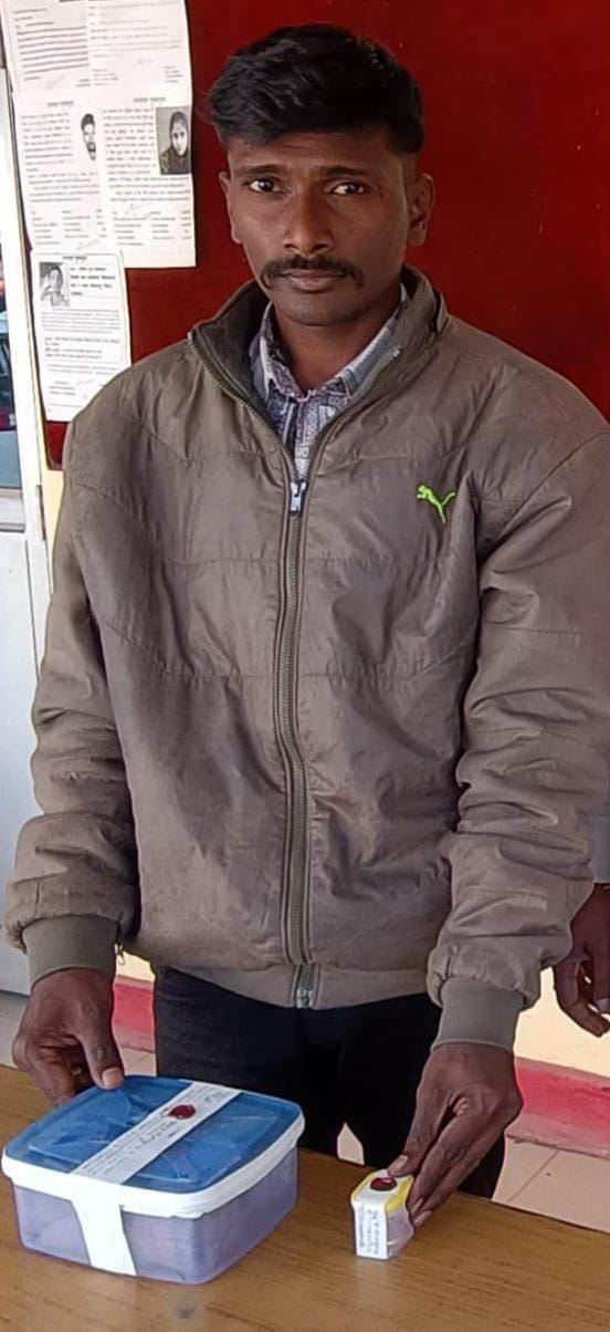 Shop servant had stolen in Saraf's room