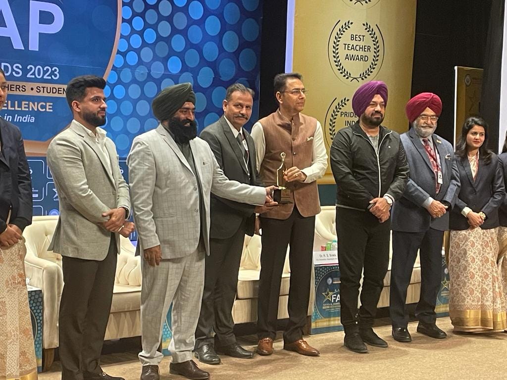 principal rajesh solanki honoured by life time achivement award