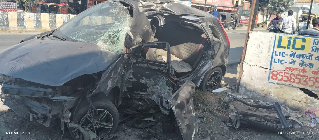 Uncontrolled car collides with divider, youth dies