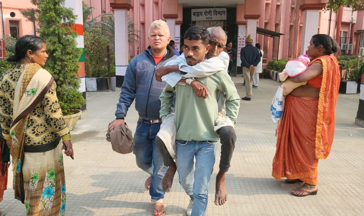 Condition of district hospital: Patient on shoulder, medicine on wheel chair