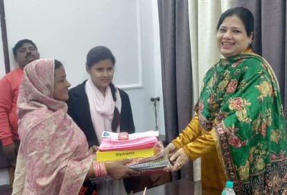 Municipality head gave marriage material to the beneficiaries