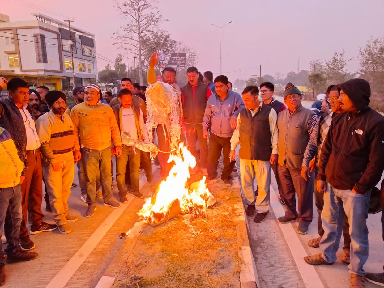 Mining businessmen burnt the effigy of the state government