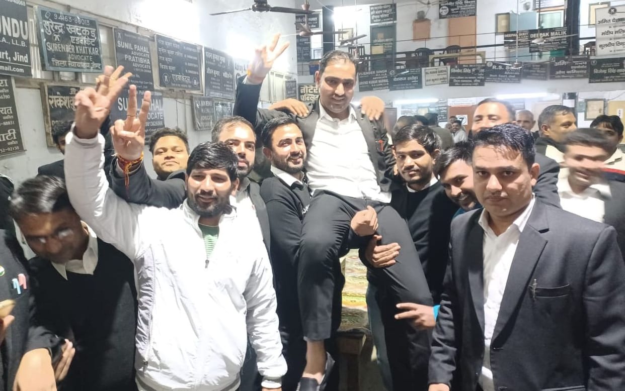 Bar Association's crown decorated on Rakesh Malik's head, Ashish Upapradhan
