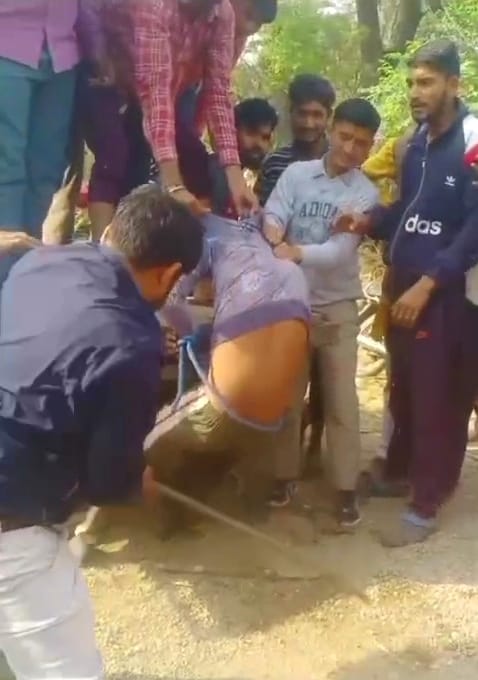 The accused of molestation and assault was tied with a rope and beaten.
