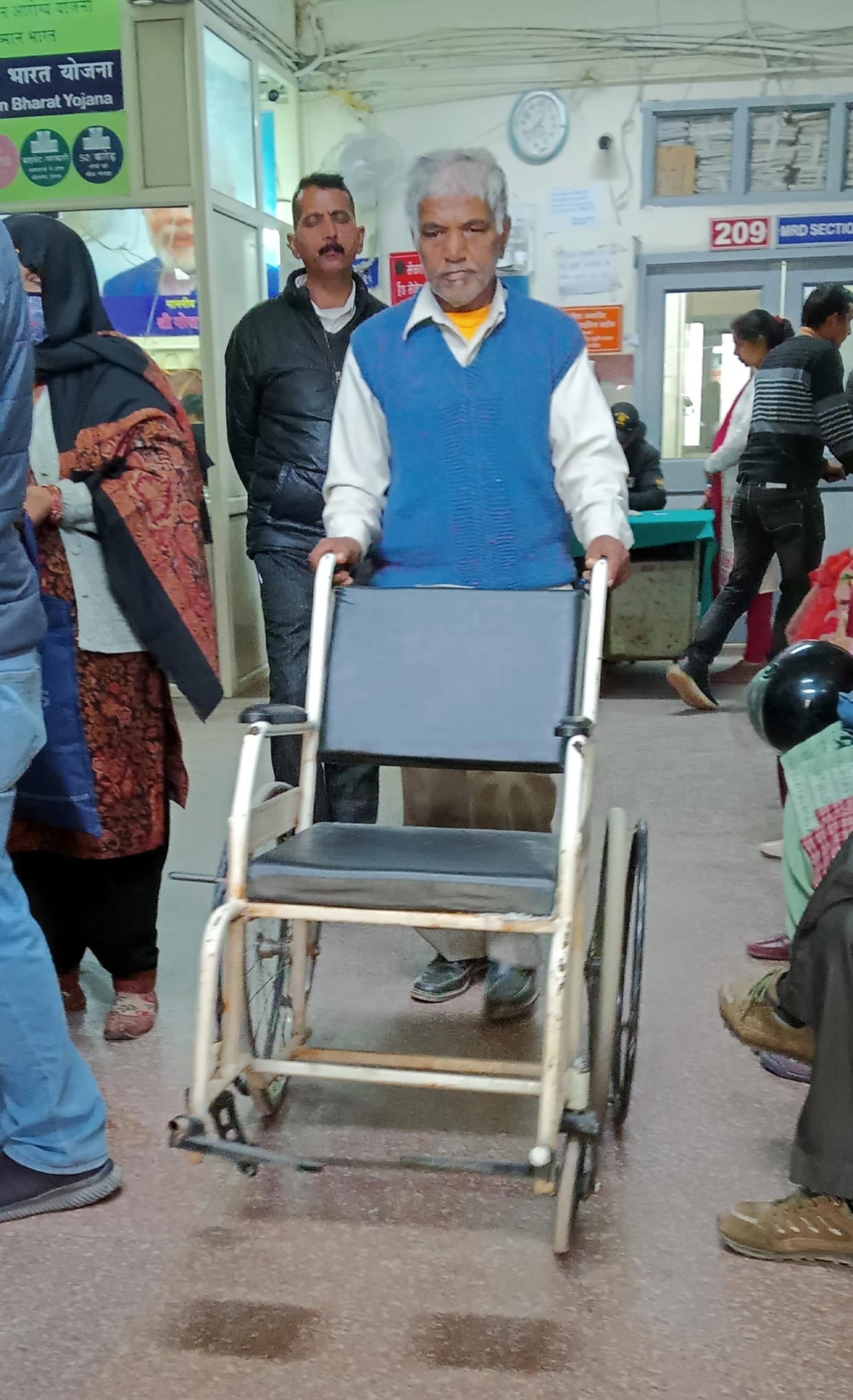 Pregnant woman made to sit on a wheel chair with a broken tyre, got a shock, started moaning in pain